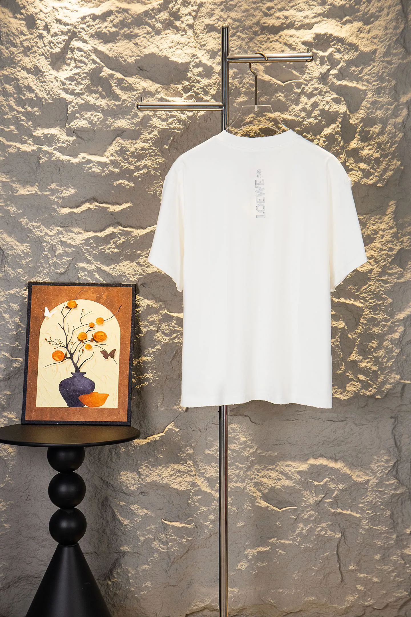 ：Y 100 LOEWE 2026New Arrival T Quality 。 ， ， ， 。 ， ， ， ， 。 ， ， ， hold ， Versatile 。Loewe On 。LOEWE 「L」 On ， Size：S-XL ：Black White